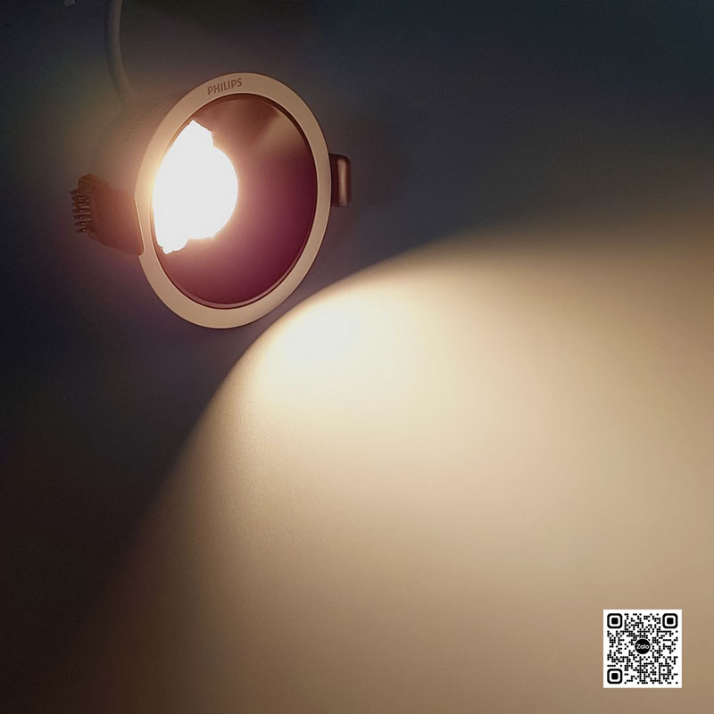 Đèn LED âm trần Philips chiếu sáng tạo vệt sáng vàng trên tường